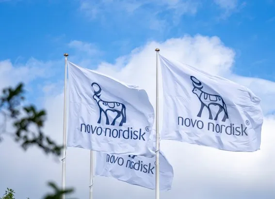Novo Nordisk logotyp på flaggor